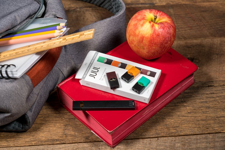 Un cigarette électronique Juul® au milieu d’affaires scolaires.
